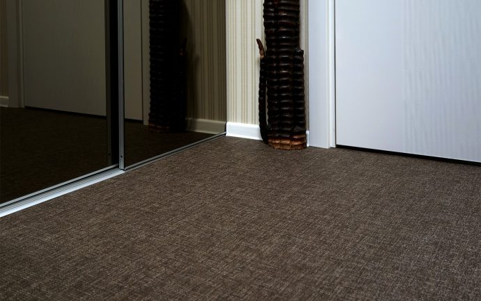 Напольное покрытие плетеное виниловое MarcoPolo carbon в коридоре